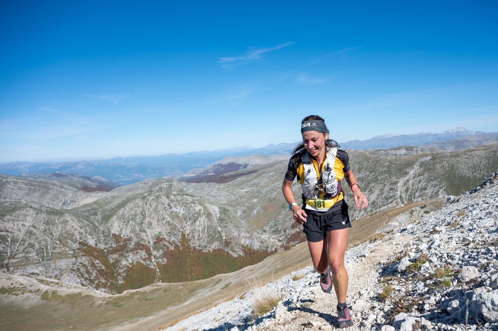 Federica Pelosi, pettorale 181 e prima donna assoluta, corre sulla cresta con le montagne dell'Appennino sullo sfondo