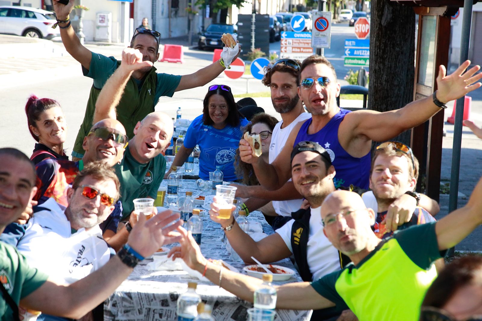 Atleti e amici brindano al pasta party in piazza
