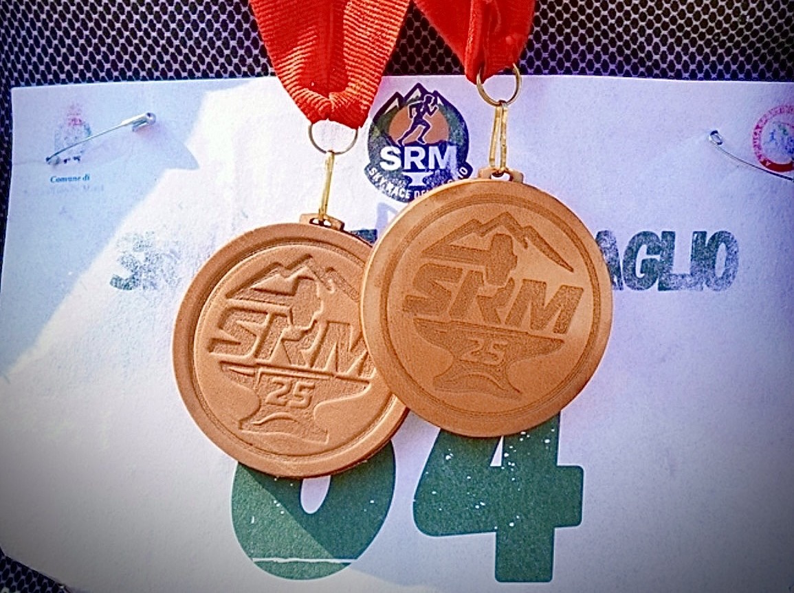 Le medaglie in cuoio della Skyrace del Maglio con l'emblema SRM coniato