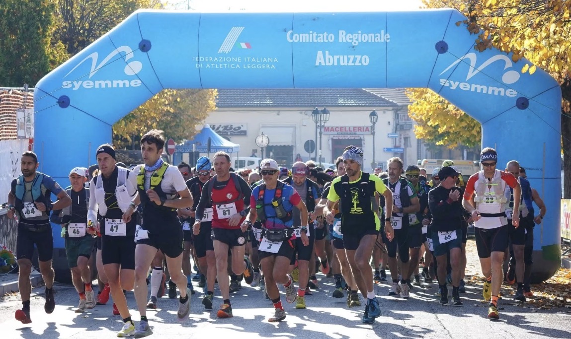 Gli atleti al via della Skyrace del Maglio sotto l'arco di partenza