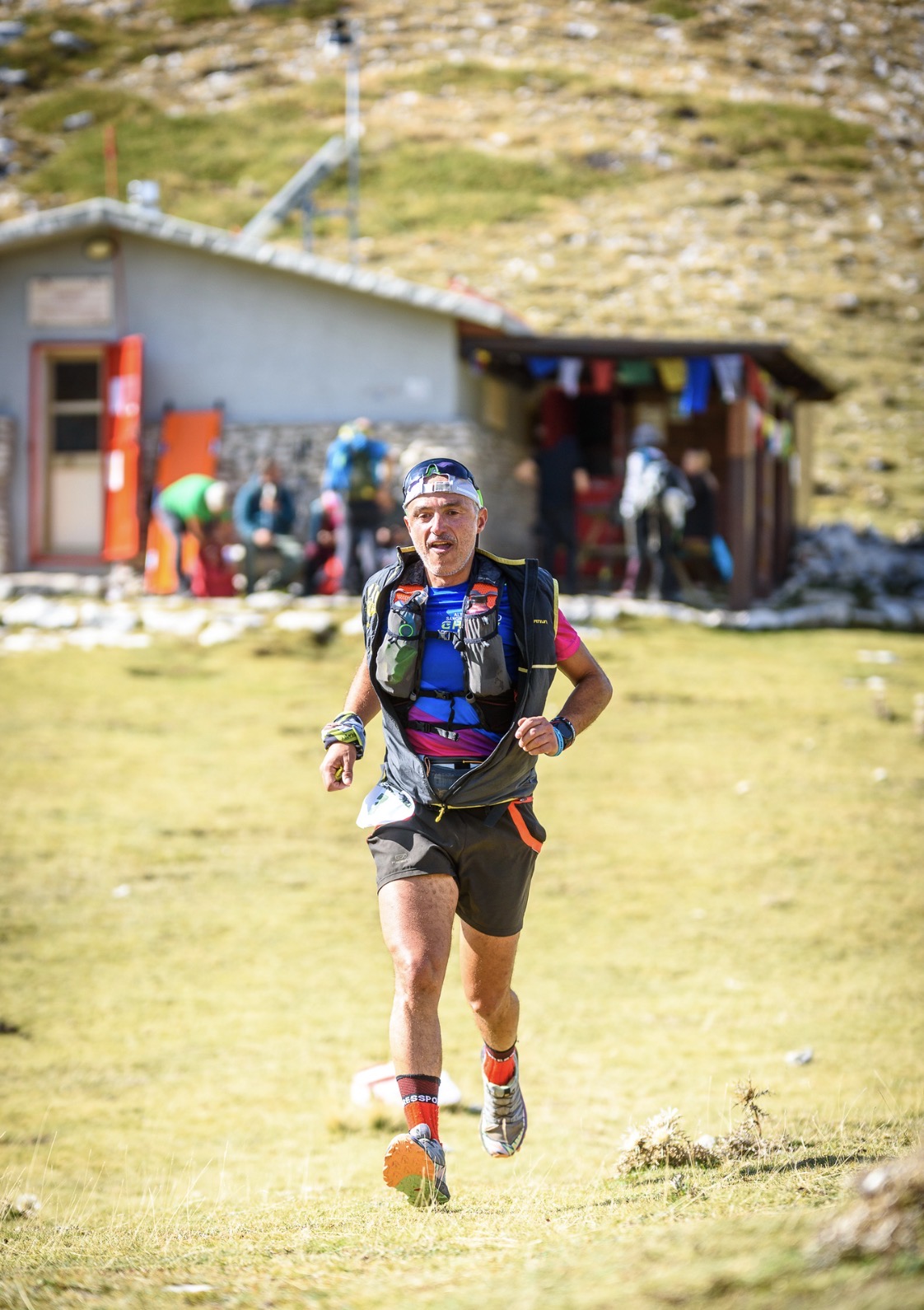 Atleta in transito alla Rifugio Capanna di Sevice tra le bandierine di preghiera