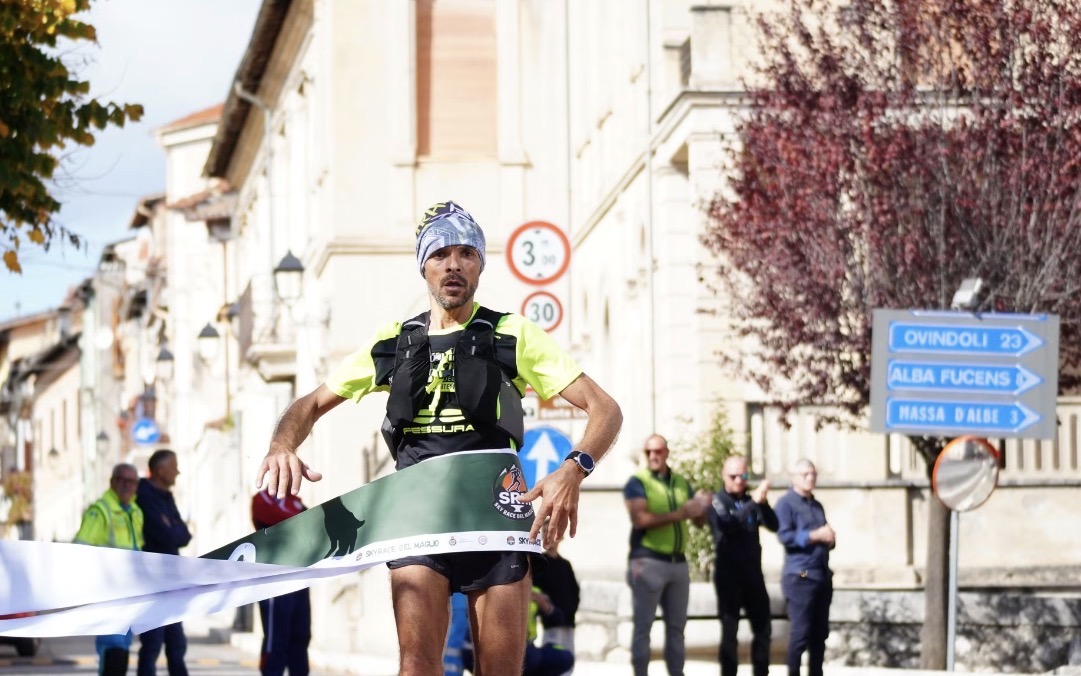 Il primo uomo taglia il traguardo della Skyrace del Maglio 2025