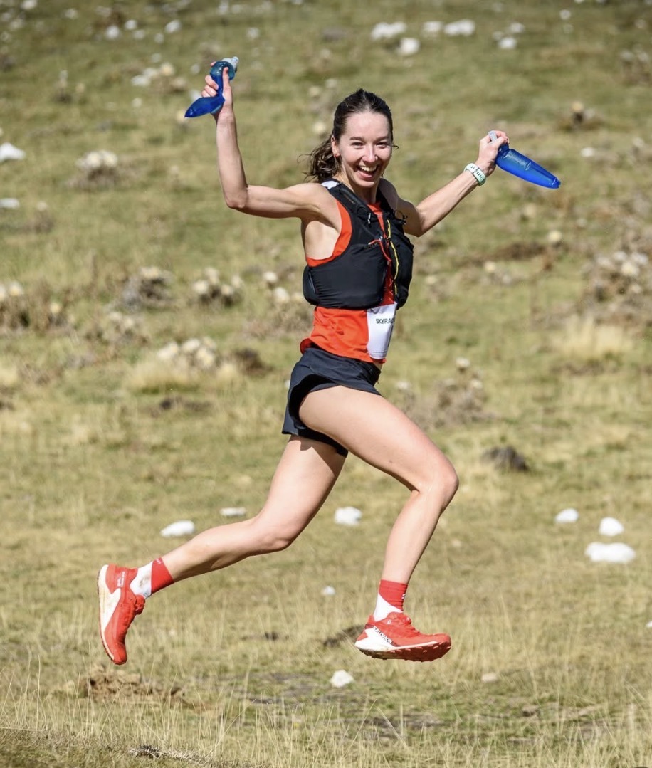 Atleta che salta di gioia sui prati d'alta quota del Velino