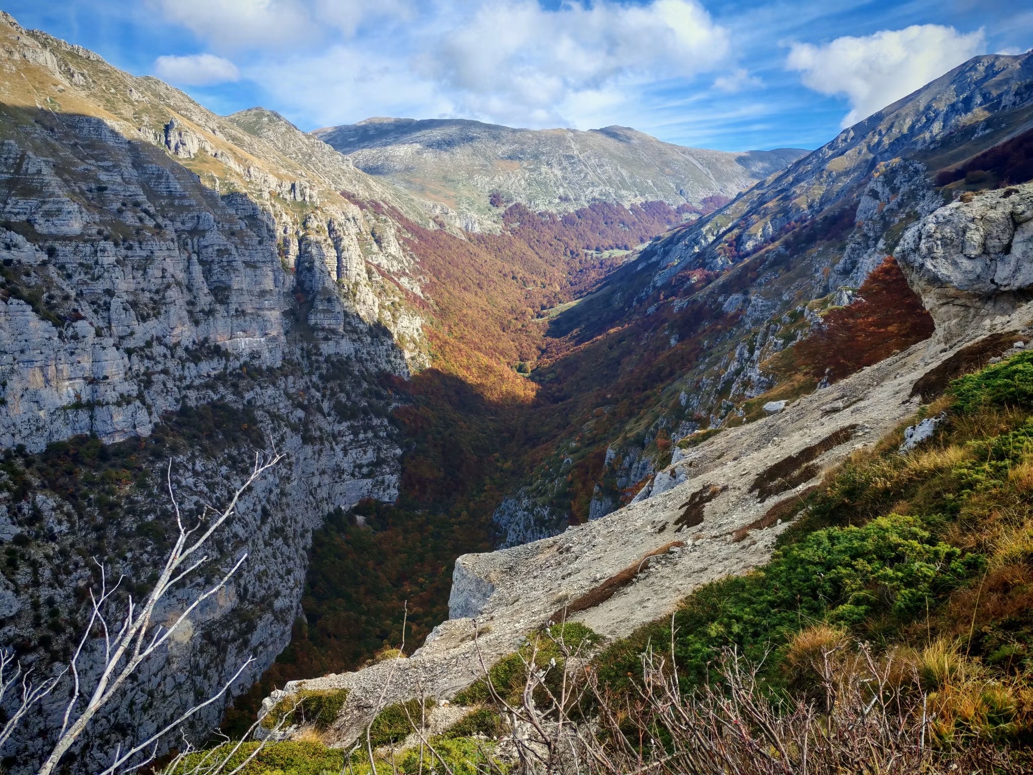 Veduta della Valle di Teve, nel massiccio del Velino, con i colori dell'autunno